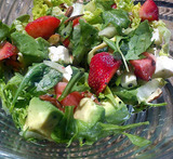 grøn salat med jordbær