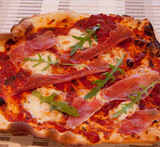 pizza med seranoskinke