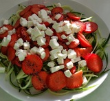 salat med jordbær og asparges
