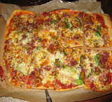 pizza med mozzarella och lufttorkad skinka