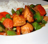 wok med kylling og sursød sauce