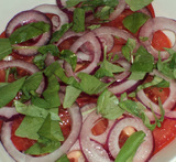 punasipuli tomaatti salaatti