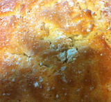 bröd i långpanna med olivolja och flingsalt