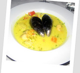 fisk och skaldjurssoppa med musslor och räkor
