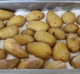 saltbagte kartofler med skræl i ovnen