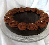 chokladtårta med chokladglasyr och chokladfrosting