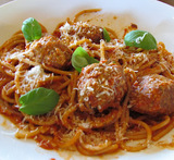 spagetti og kjøttdeig og tomatsaus