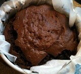 svampet chokoladekage med nødder