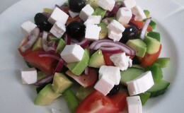 Græsk inspireret salat
