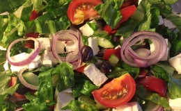 Græsk salat med ferie og tomat