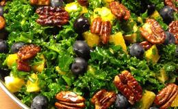 Salat med grønkål, appelsin, blåbær, valnødder