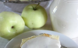 Omenapiirakka vaniljakastikkeessa