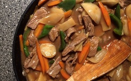 Kinesisk wok med svin