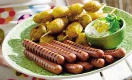 Hot Dogs med potatis på spett och citronfärskost