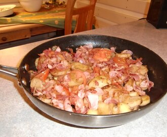 Jordskokker med tomat og bacon