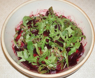Andebryst med rødbedeblomme-salat og ovnkartofler