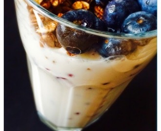 Lækker morgenmad - Yughurt med, granatæble, banan, blåbær og musli