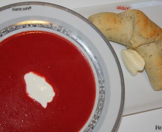 Rødbedesuppe (Borsch/Borsjtj) med rosmarinhorn