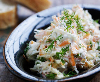 Tzatziki med glaskål og gulerod