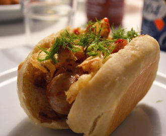 Hotdog med salsiccia, fennikel i tempuradej og fennikeltoppe