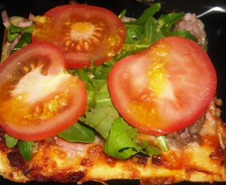 Pizza med Skinke, Oksekød, Rucola og Chili-hvidløgsolie