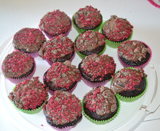 Svampede choko-hindbær muffins
