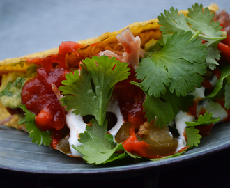 Tacos med mexicansk langtidssteg gris, syltede rødløg, guacachile og brændt habanero-sauce