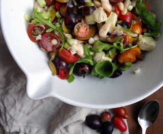 Salat med hvide bønner, blommer, artiskok og tomater
