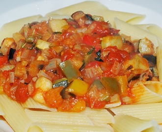 Ratatouille med urter på frisk pasta