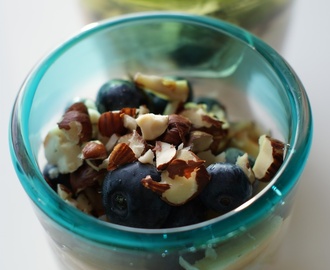 Skøn morgenmad: Youghurt med havregryn, blåbær, æbler og nødder