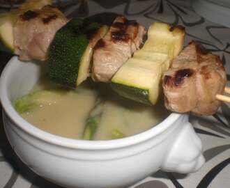 Aspargessuppe med grillspyd og naanbrød
