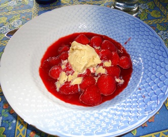 Kardemomme og kanelis med jordbærsuppe