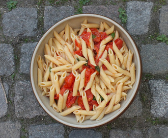 Sommerlig pasta med tomatsauce og basilikum