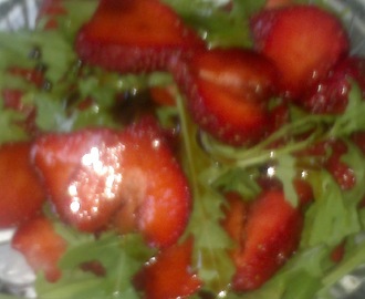 Jordbær-rucola salat