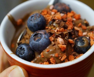 Sundere frozen chocolate yoghurt med kakaonibs og banan