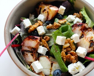 Grillet nektarin-salat med blåbær, feta og valnødder