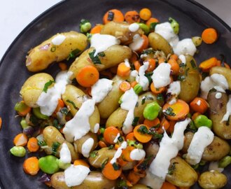 Stegt kartoffelsalat med sæsonens grøntsager og persillecreme