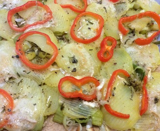 Vegetarpizza med porre, kartofler, peberfrugt og blåskimmelost