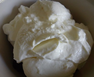 Græsk yoghurt med brombær og hjemmelavet müsli