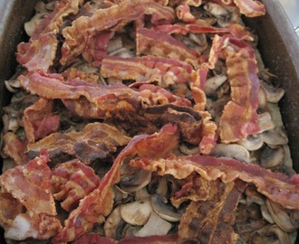 Hjemmelavet leverpostej med smørristede champignoner og ristet bacon