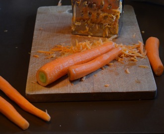 Gulerodskage med citronfrosting og bær