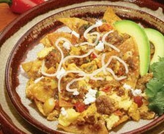 Chilaquiles - Stegte tortillastimler med tomatillosauce krydret med jalapenos bliver til en usædvantligt lækker vegetarret.