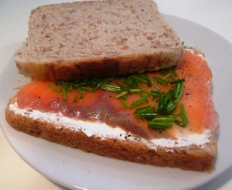 Sandwich med Laks, Friskost og Purløg
