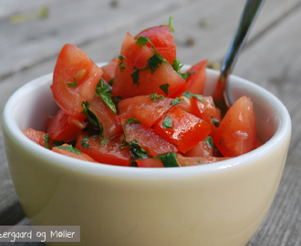 Tomatsalsa med løvstikke og persille