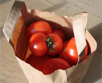 Sommertilbehør: Tomatskiver i fad med hvidløgsolie og balsamico