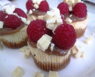 Mini Cheesecakes med Hindbær, Karamel og Hvid Chokolade