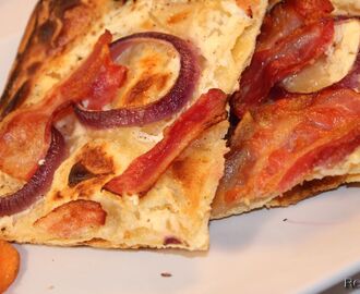 Flammkuchen med bacon og rødløg
