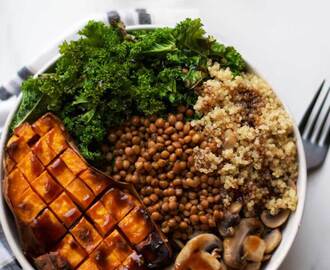 Lun quinoa bowl med linser, grønt og hoisin sauce