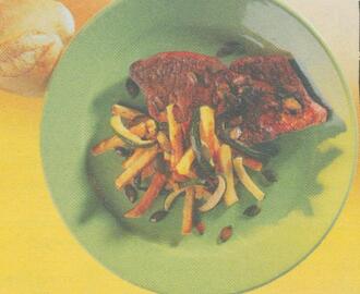 Steaks i kraftig balsamicosky med ovnristede kartofler og courgetfritter
