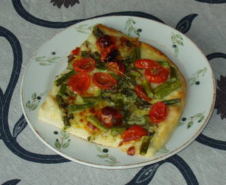 Fredagsmad er nippemad: Forårspizza med asparges, cherrytomater, mozzarella og hvidløgsolie